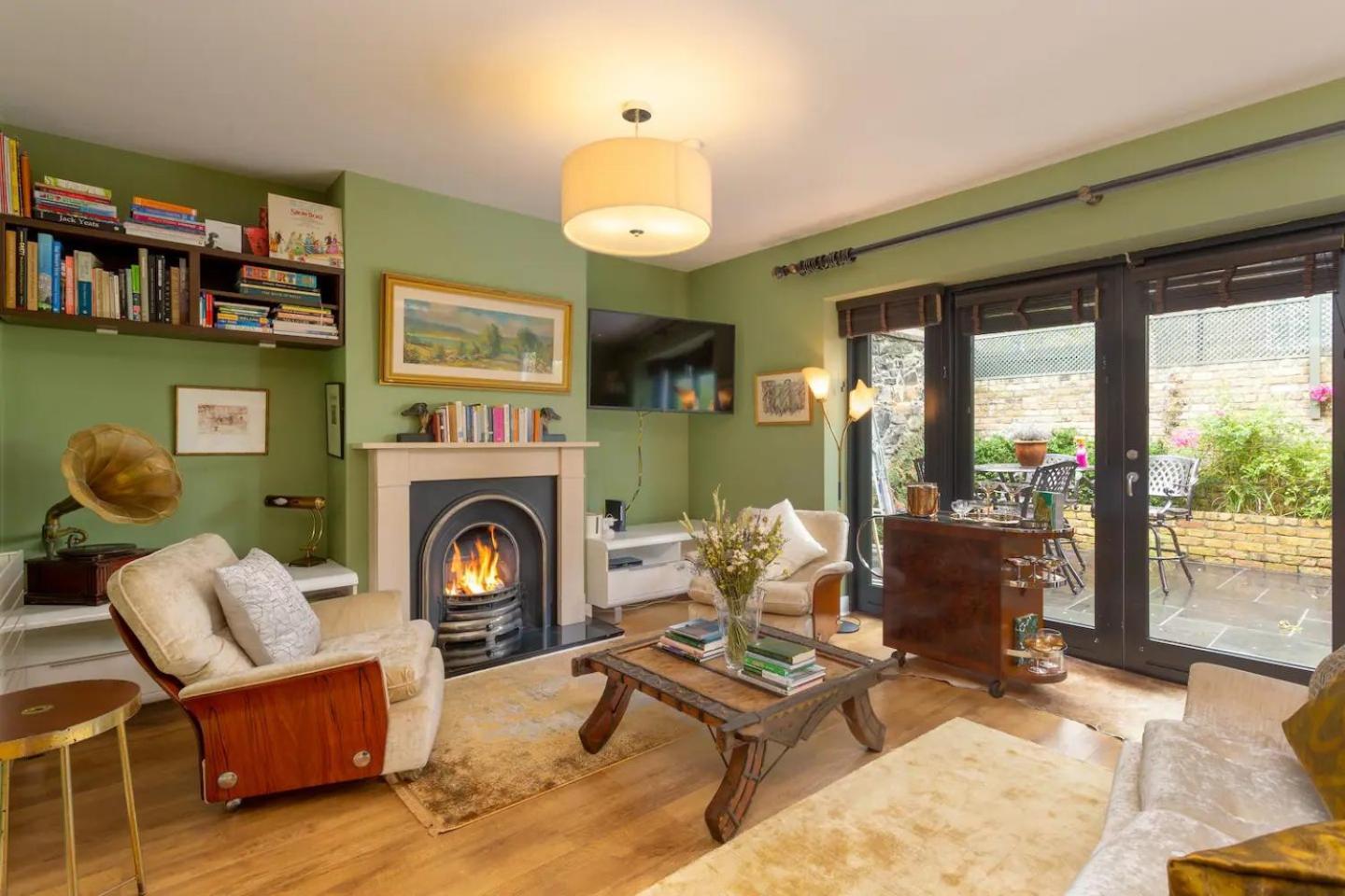 Spectacular 2 Bedroom Apartment With Sunny Garden & Terrace — Photos 1